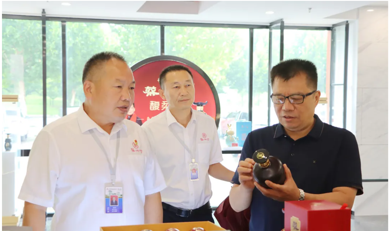 河南省酒业协会常务副会长兼秘书长赵书民来蔡洪坊酒业调研